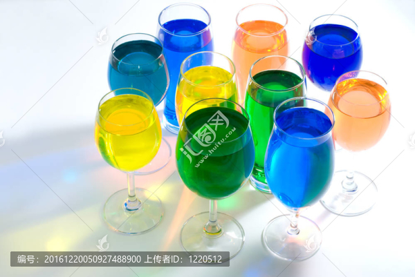 一套酒杯和彩色水
