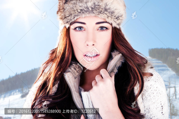滑雪坡上的冬天女人