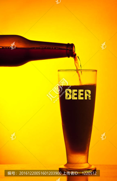 侍者倒黑啤酒