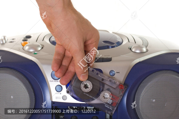 將盒式磁帶插入錄音機