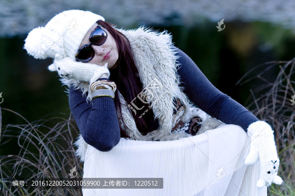 在白色編織美麗的女人