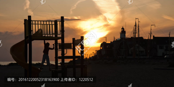 孩子在操場(chǎng)上玩耍，在美麗的夕陽(yáng)下