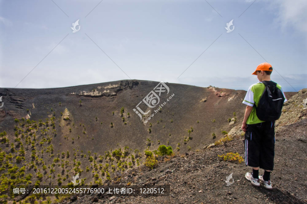 男孩在拉帕爾馬的一個(gè)大火山附近；加那利群島