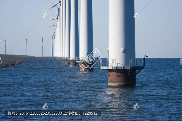在荷蘭海上風(fēng)力發(fā)電機(jī)