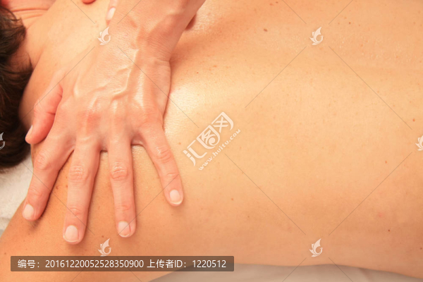 男性背部和肩部按摩