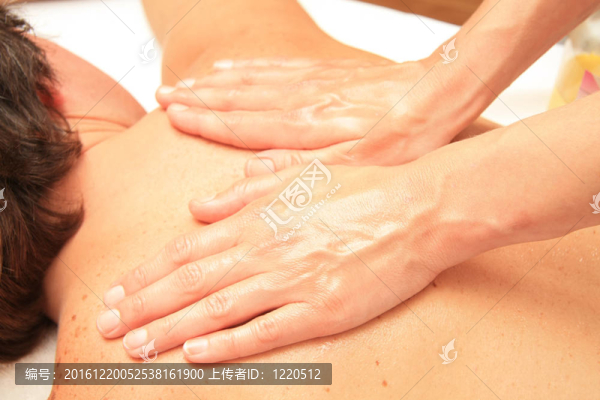 男性背部和肩部按摩
