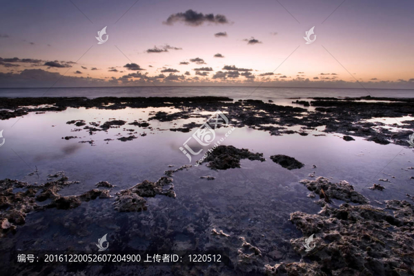 越過巖石海岸線和潮池的日出