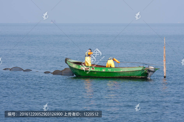 釣魚人檢查他們的網(wǎng)