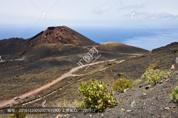 在拉帕爾馬路通過火山景觀