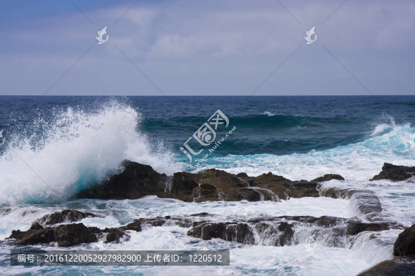 在拉帕爾馬的巖石海岸的波浪