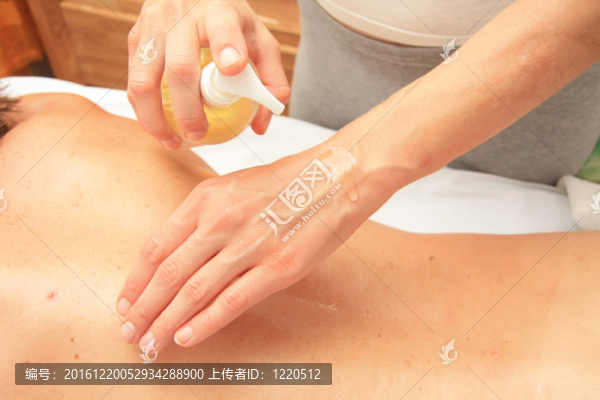 準(zhǔn)備油的女人