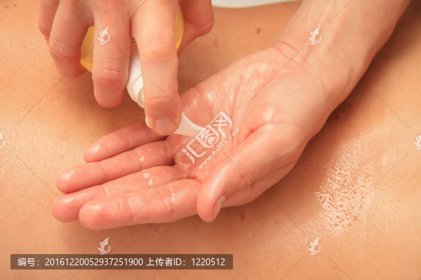 準(zhǔn)備油的女人