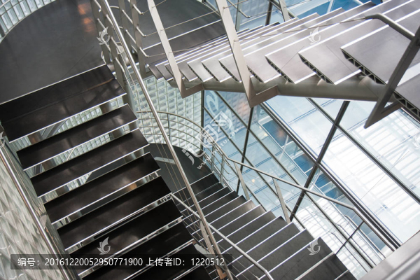 在現(xiàn)代辦公建筑的敞開樓梯間