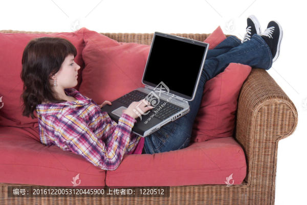 女孩在她的筆記本電腦上孤立的白色