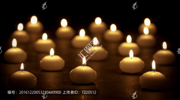 黑色背景下有選擇性火焰的蠟燭組