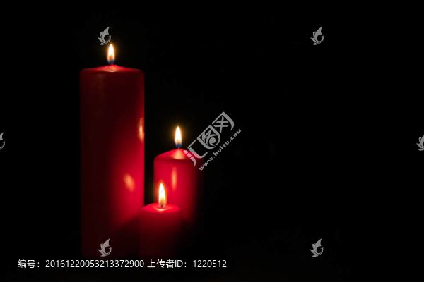 三支紅色蠟燭在黑暗中燃燒