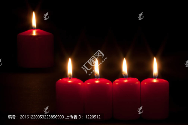 紅色蠟燭在黑暗中燃燒
