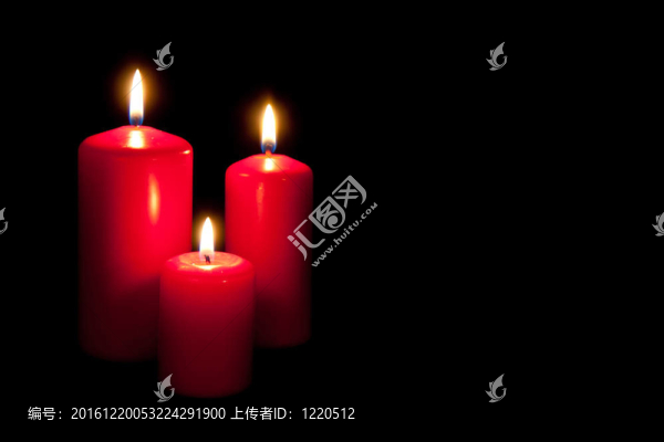 三支紅色蠟燭在黑暗中燃燒