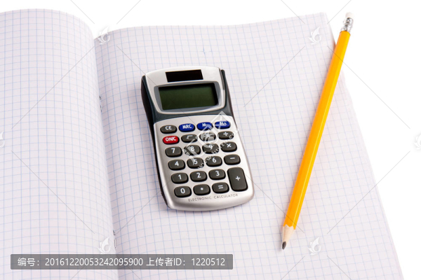 在白色紙上用鉛筆書寫的計算器