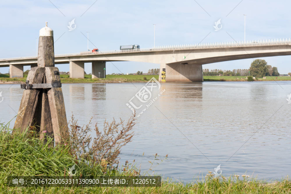 穿越河流艾瑟爾混凝土橋；荷蘭