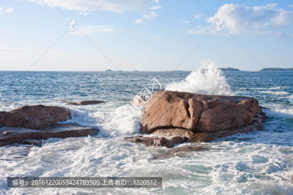 海浪在法國花崗巖海岸破碎；布列塔尼地區(qū)