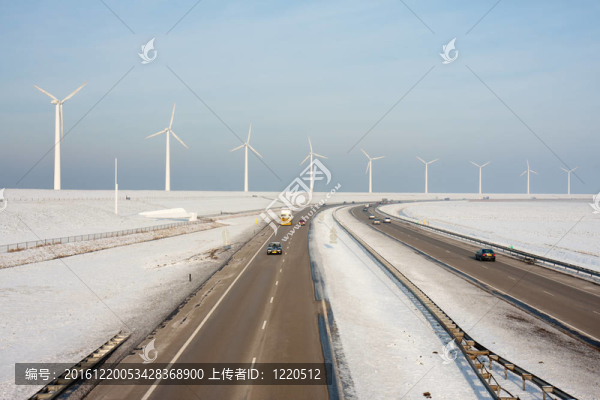 在冬季風(fēng)力渦輪機(jī)背后荷蘭公路