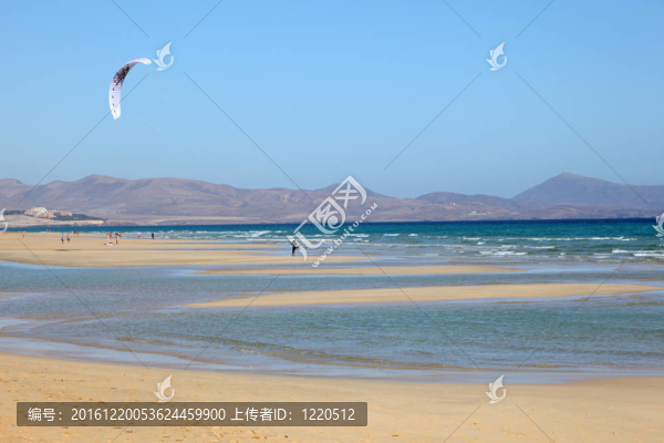 在加那利群島的富埃特文圖拉島島的海灘上沖浪；西班牙。攝于第二十一十二月2011