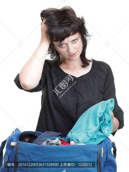 婦女?dāng)D滿了衣服和肩袋孤立