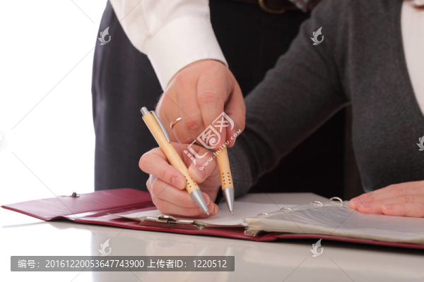 女人和男人在紙上寫筆孤立