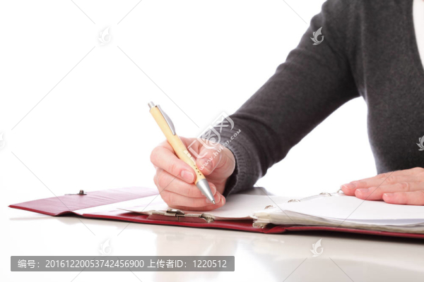 婦女在紙上用筆寫字。白色背景孤立