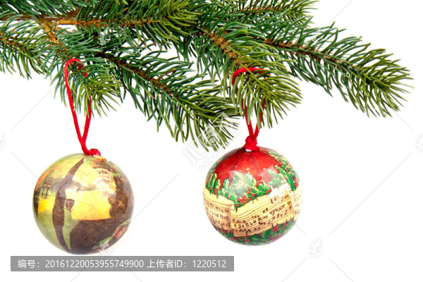 綠云杉枝上裝飾的圣誕球