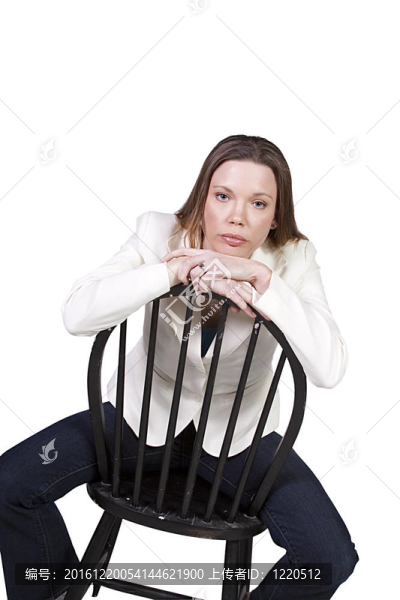 女孩在椅子上擺姿勢(shì)