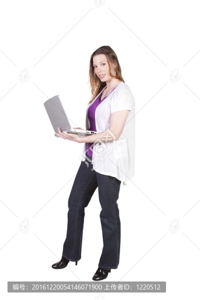 漂亮的女孩拿著筆記本電腦