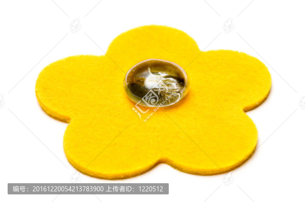 雛菊上有內(nèi)部反射的玻璃彈子