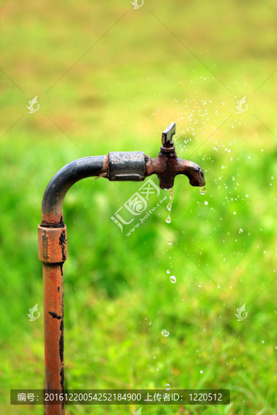 漏水的舊生銹水龍頭