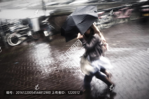 雨中傘下的兩個女人