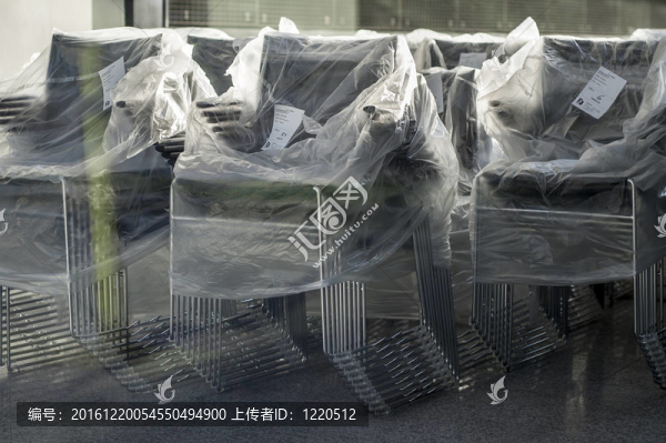 成堆的辦公椅
