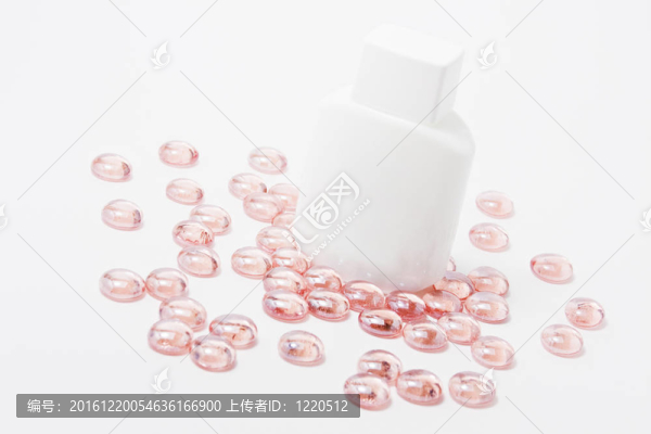 粉紅色玻璃石上化妝品用白色容器