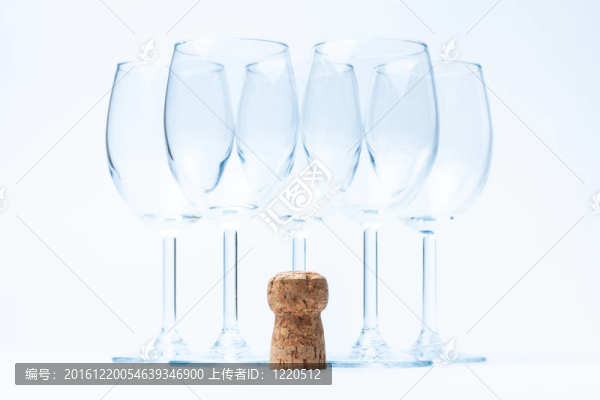 玻璃酒瓶與軟木對稱