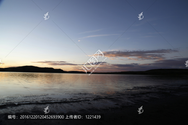 草原湖面落日