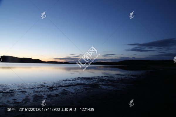 草原湖面落日