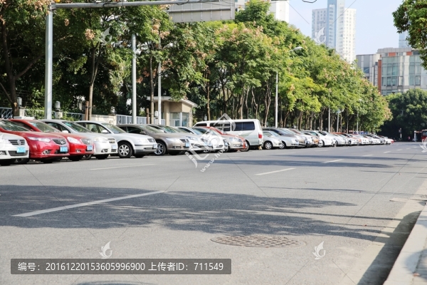 馬路上停放的車輛