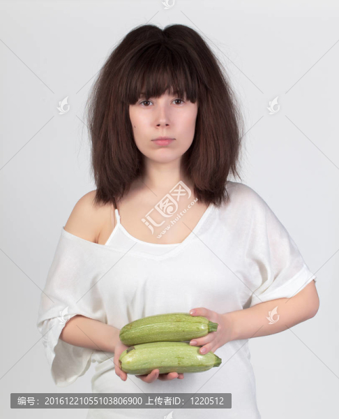 帶新鮮蔬菜的年輕漂亮女人