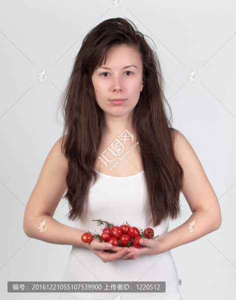 帶新鮮蔬菜的年輕漂亮女人