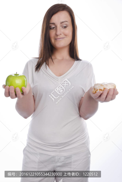 與蘋果和蛋糕的女人