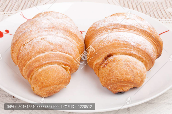 兩個(gè)羊角面包