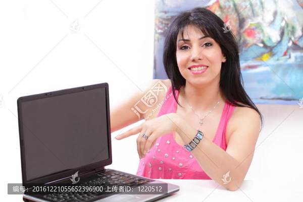 指著電腦的女人