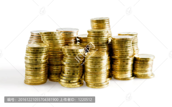 一堆白色背景上的輝煌金屬硬幣