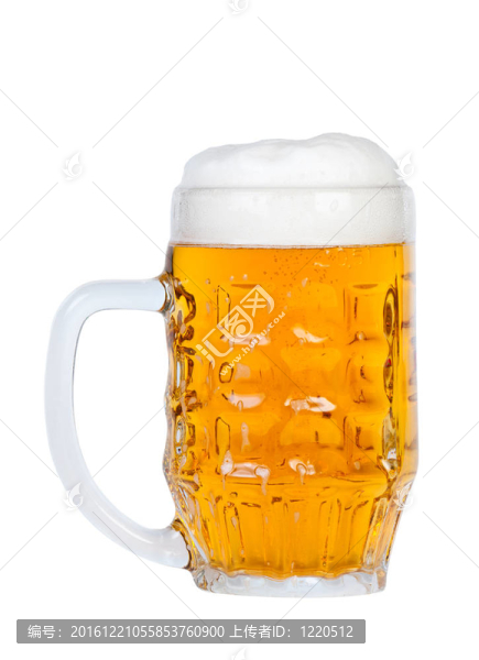 玻璃杯里的啤酒。