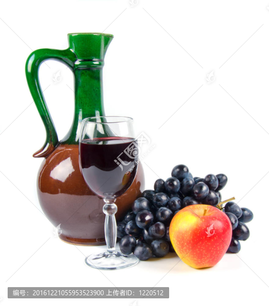 古老的陶瓷酒瓶和杯酒